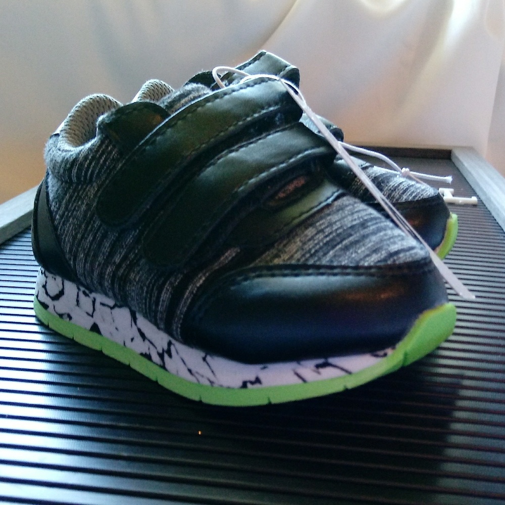 ⬇️ Black & Green Boys Sneakers Size 4